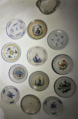 un grand nombre d'assiettes accrochées au mur