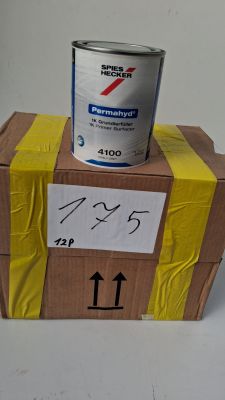 un pot de peinture posé sur une boîte en carton