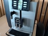 une machine à café posée sur une table