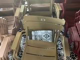 un grand nombre de chaises dans une pièce