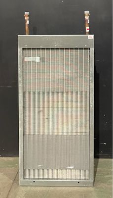 une armoire métallique contenant tout un tas de bouteilles