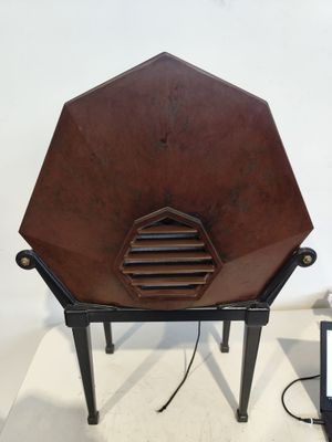 une petite table sur laquelle est posé un ordinateur portable