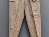 un gros plan sur un pantalon suspendu à une corde à linge