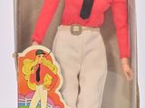 poupée Barbie dans une boîte, vêtue d'un t-shirt rose et d'un pantalon blanc