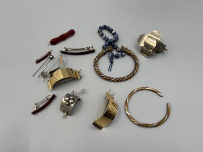 Lot de bijoux fantaisie dont Bracelet jonc de type torque, c…