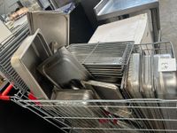 Lot de bacs gastro, vendu sans les caddies, en l'état (photo 2)