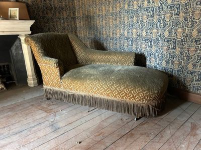un fauteuil qui se trouve dans une pièce avec une cheminée