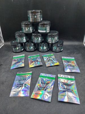 une pile de sachets en papier d'argent posée sur une table