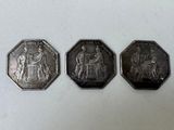 Trois types différents de pièces d'argent sont représentés sur un fond blanc