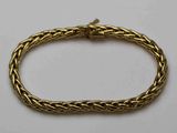 un bracelet en or orné d'un motif tressé