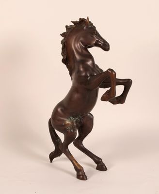 Cheval cabré Sculpture en métal à patine brune
