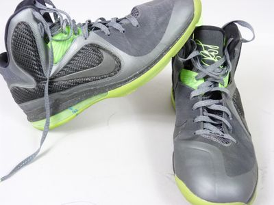 une paire de chaussures posées sur une surface blanche