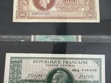 deux types de monnaie exposés dans une vitrine en verre