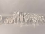 beaucoup de verres à vin posés sur la table