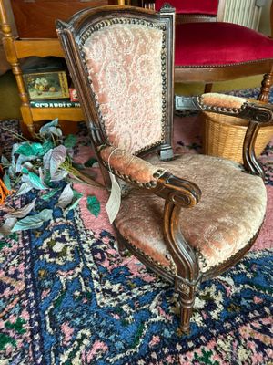 une chaise posée sur un tapis dans une pièce