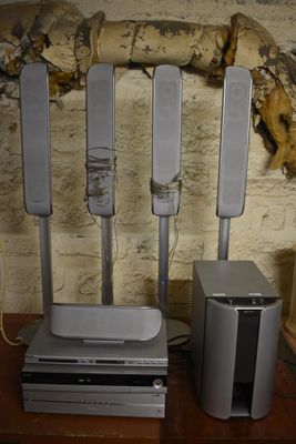 une table en bois sur laquelle sont posés tout un tas d'appareils électroniques