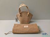un petit sac et un autre petit sac posés sur une table