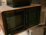 un micro-ondes posé sur une caisse dans un entrepôt