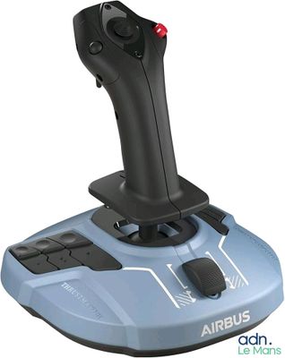 un gros plan d'un joystick sur fond blanc
