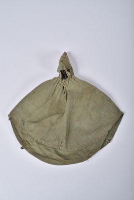 un sac troué posé sur une surface blanche