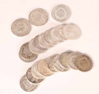 une pile de pièces d'argent sur une surface blanche
