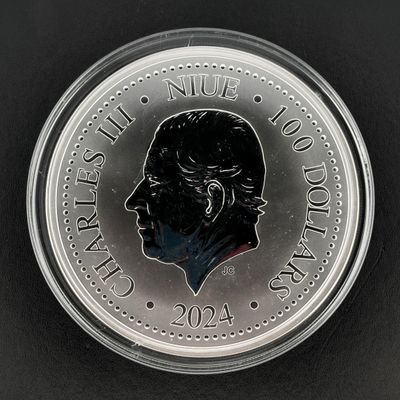 un gros plan d'une pièce de monnaie sur laquelle figure le visage d'un homme