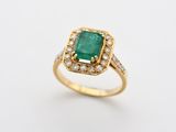 une bague en émeraude et diamant