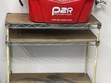 une glacière rouge posée sur un chariot en métal