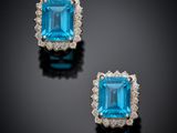 une paire de boucles d'oreilles en topaze bleue et diamants