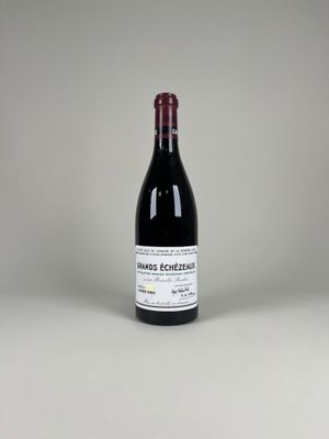 une bouteille de vin rouge posée sur une table