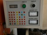 une machine posée sur un comptoir dans une pièce