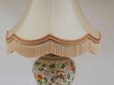 une lampe posée sur une table à côté d'une lampe