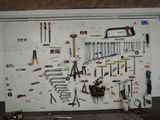 un mur de garage sur lequel sont accrochés de nombreux outils