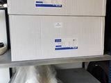 de nombreux rouleaux de papier toilette sur les étagères de la pièce