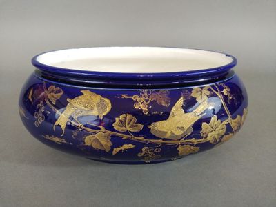 Limoges, Jardinière en porcelaine à décor émaillé bleu nuit …