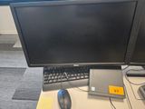 un écran d'ordinateur et un clavier posés sur un bureau, avec une souris