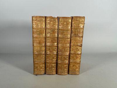 trois vieux livres posés l'un sur l'autre sur une table