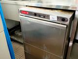 un lave-vaisselle en acier inoxydable dans une cuisine commerciale