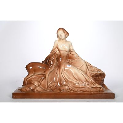 statue représentant une femme assise sur un banc, un chien sur les genoux