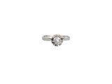 gros plan d'une bague en diamant sur fond blanc