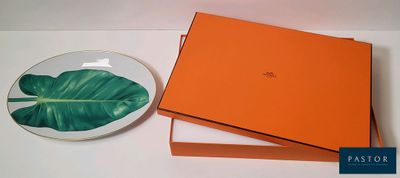 une boîte orange avec une feuille verte posée sur une assiette à côté