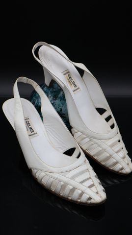 CELINE – Paire de chaussures ouvertes à talon en cuir blanc. Poin...