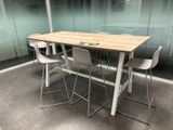 une table entourée de quatre chaises dans une pièce