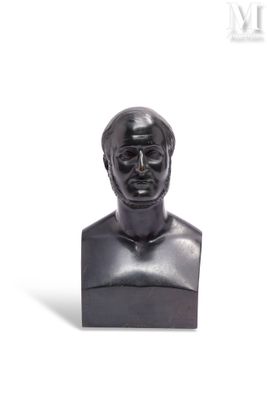 statue d'un homme portant un chapeau et des lunettes, sur fond blanc