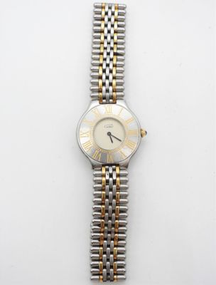 une image d'un gros plan d'une montre-bracelet sur une surface blanche