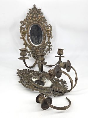 PAIRE d'appliques en bronze à décor ajouré, trois bras de lu…
