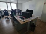 un homme assis à un bureau dans un bureau