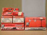 une pile de boîtes rouges posée sur une table