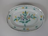 une assiette avec un motif floral sur une table