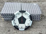 une horloge posée par terre à côté d'une boîte